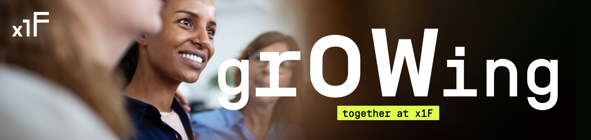 Mehrere Personen sitzen an einem Tisch in einem Gespräch. Auf der linken Seite ist das x1F‑Logo zu sehen. Rechts im Bild steht das große Wort growing in weißer Schrift, darunter ein gelbes Label mit dem Text together at x1F.