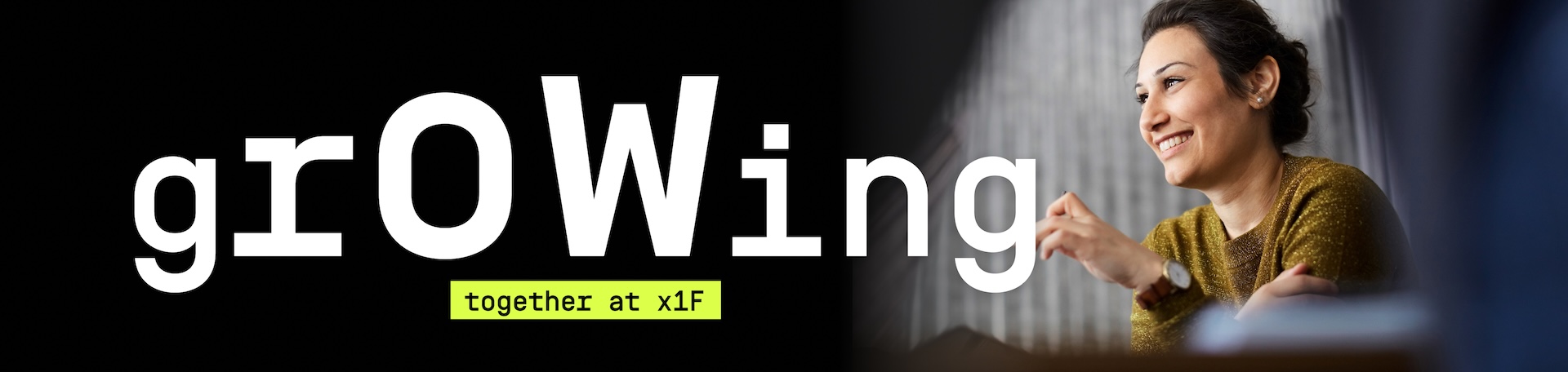 Grafik mit dem großen Schriftzug „grOWing“ auf schwarzem Hintergrund und dem Zusatz „together at x1F“ in einem neongelben Balken. Rechts im Bild sitzt eine Person an einem Tisch und gestikuliert beim Sprechen.