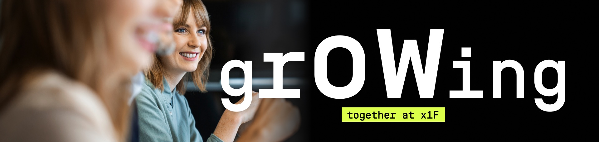 Grafik mit dem großen Schriftzug „grOWing“ auf schwarzem Hintergrund und dem Zusatz „together at x1F“ in einem neongelben Balken. Links im Bild sind zwei Personen im Gespräch zu sehen, von denen eine im Vordergrund unscharf dargestellt ist.