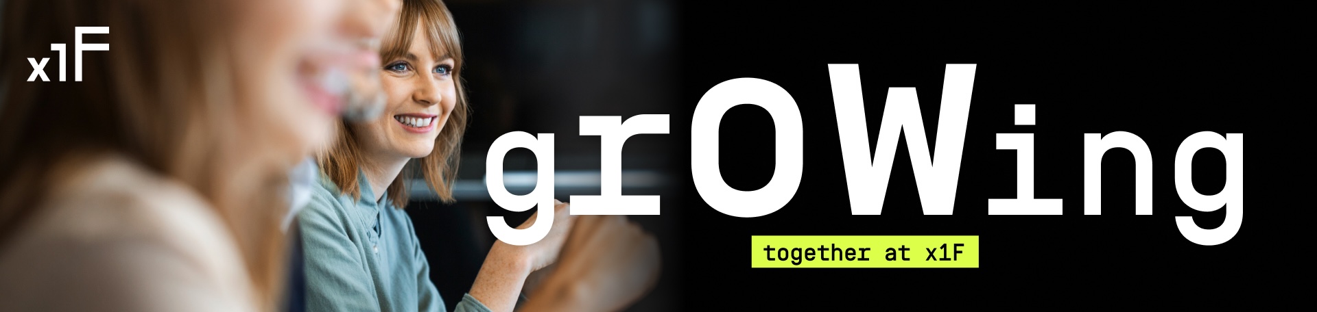Personen sitzen an einem Tisch und sind in ein gemeinsames Gespräch vertieft. Links im Bild steht das x1F‑Logo. Auf der rechten Bildhälfte befindet sich der große weiße Schriftzug growing sowie ein gelber Balken mit der Aufschrift together at x1F.“