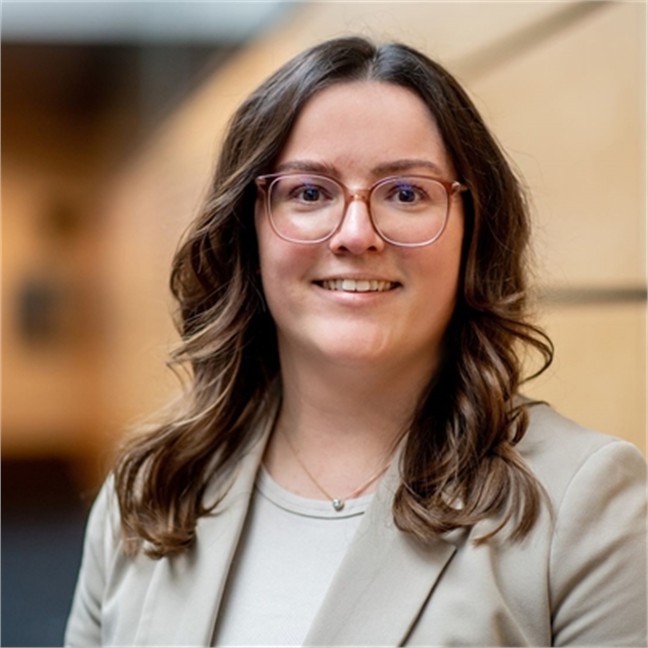 Frau Carolin Schulze